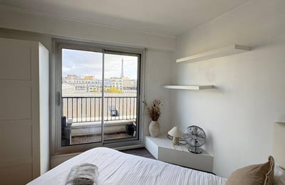 Rent of a 2-room apartment with a panoramic tower view, 42 m², 16th arrondissement, Paris, France